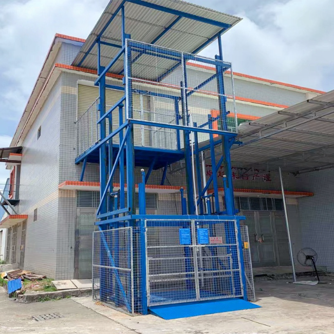 上犹建材厂室外升降货梯安装